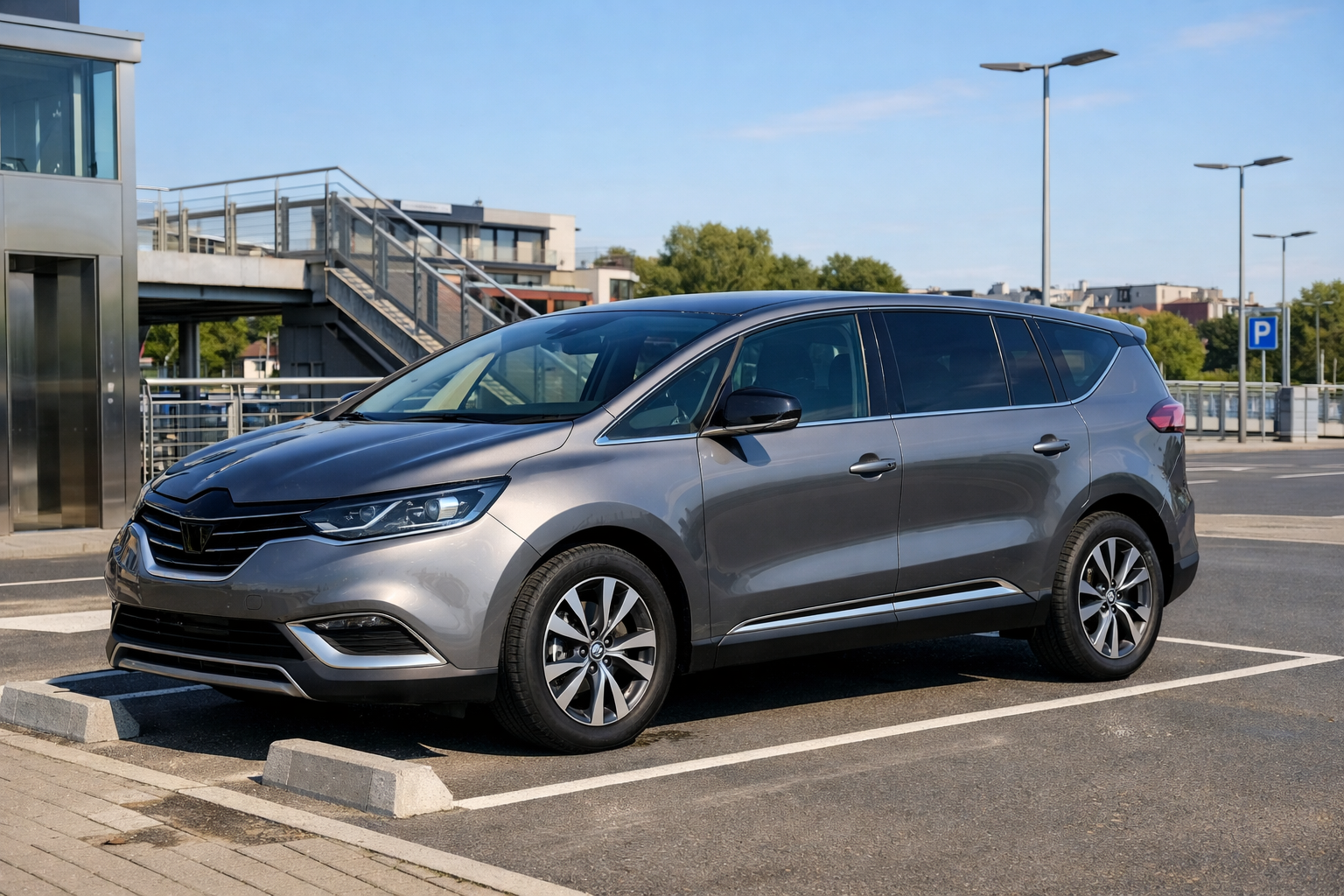 Renault Espace V zaparkowany na parkingu w Polsce